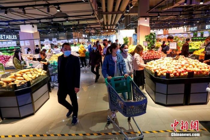 资料图：市民在超市购物。<a target='_blank'  data-cke-saved-href='http://www.chinanews.com/' href='http://www.chinanews.com/'>中新社</a>记者 张畅 摄