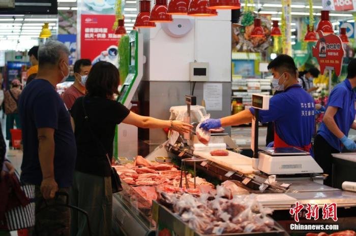 资料图：市民在超市选购猪肉。<a target='_blank'  data-cke-saved-href='http://www.chinanews.com/' href='http://www.chinanews.com/'>中新社</a>记者 蒋启明 摄