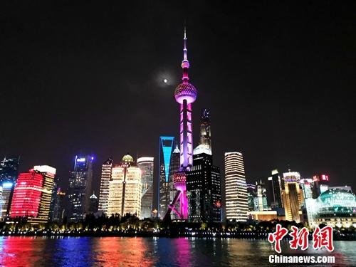 上海外滩。<a target='_blank'  data-cke-saved-href='http://www.chinanews.com/' href='http://www.chinanews.com/' >中新网</a>记者 张旭 摄
